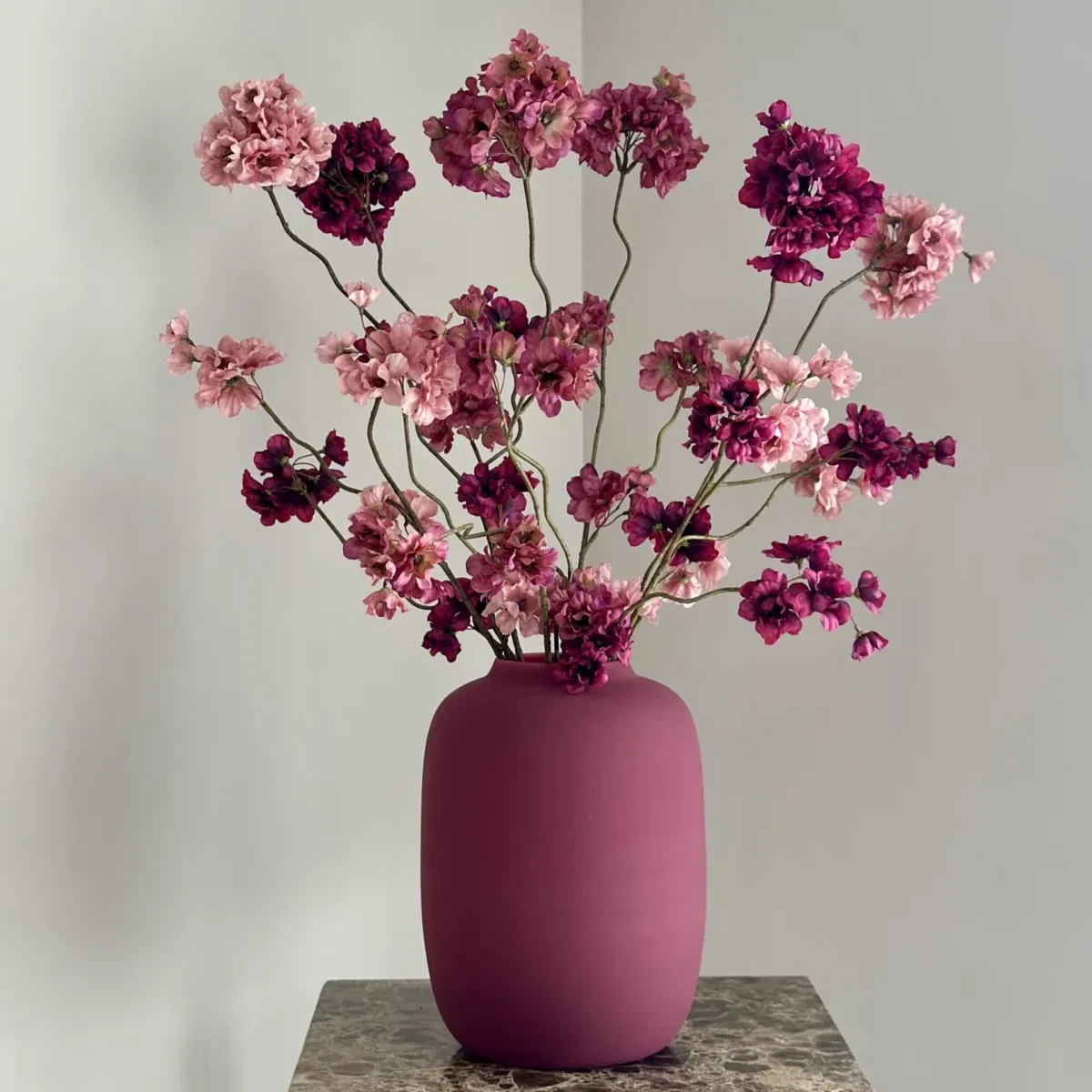 Matte vaas violet met bloesem boeket burgundy roze