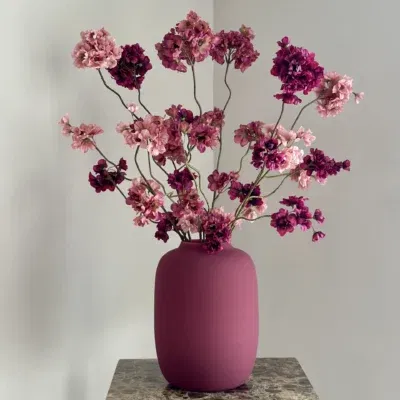 Matte vaas violet met bloesem boeket burgundy roze