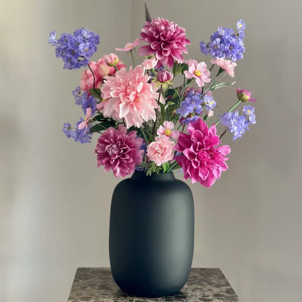 Zwarte vaas met zijden bloem boeket bont