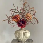 Beige vaas met herfst boeket