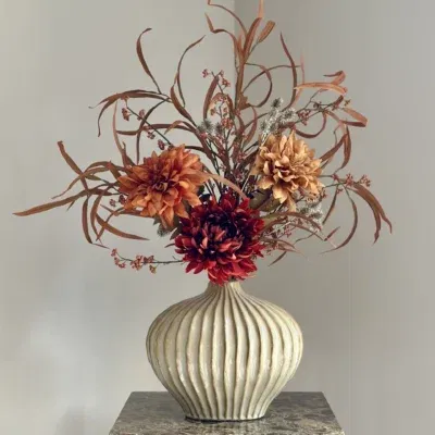 Beige vaas met herfst boeket