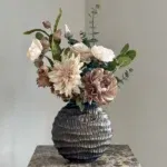 Bronze ovale vaas met zijden bloem boeket nude