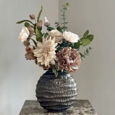 Bronze ovale vaas met zijden bloem boeket nude