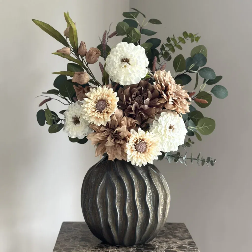 Bronze vaas met zijden bloem boeket nude