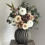 Bronze vaas met zijden bloem boeket nude