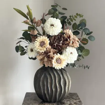 Bronze vaas met zijden bloem boeket nude