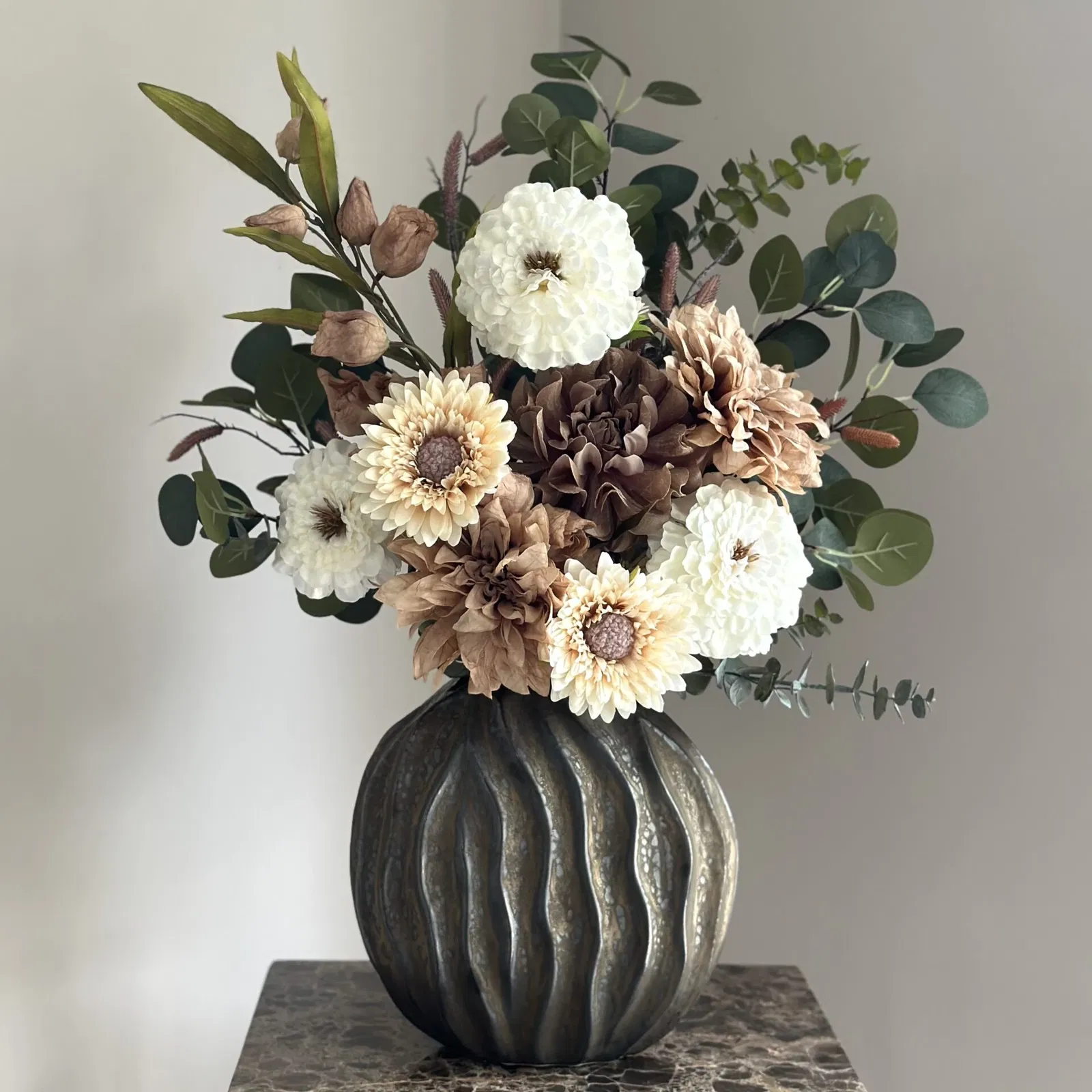 Bronze vaas met zijden bloem boeket nude Bronze vaas met zijden bloem boeket nude