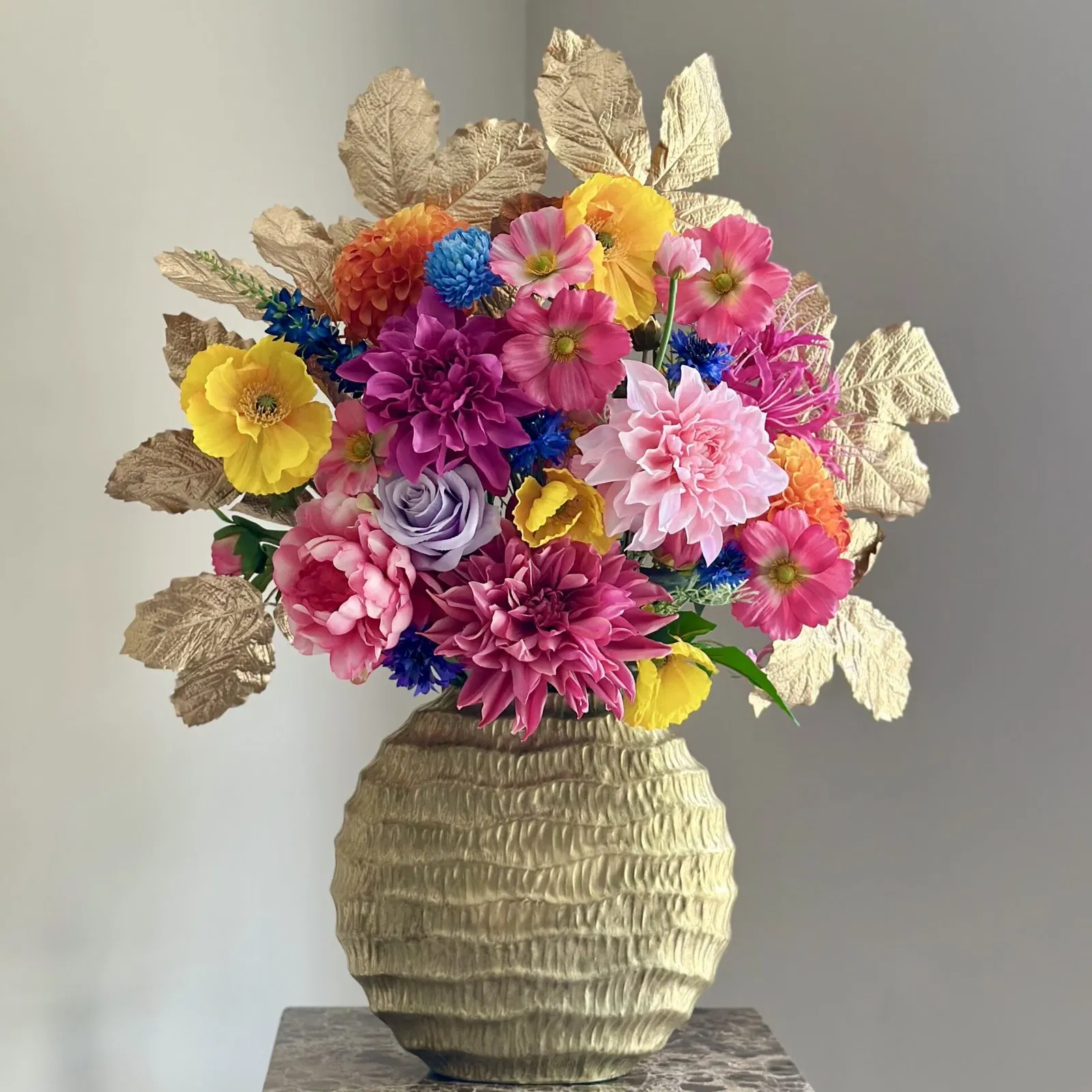 Gouden vaas met xxl zijden bloem boeket bont Gouden vaas met xxl zijden bloem boeket bont