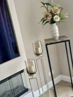 Luxe beige vloerkandelaren set van 2 met taupe windlichten