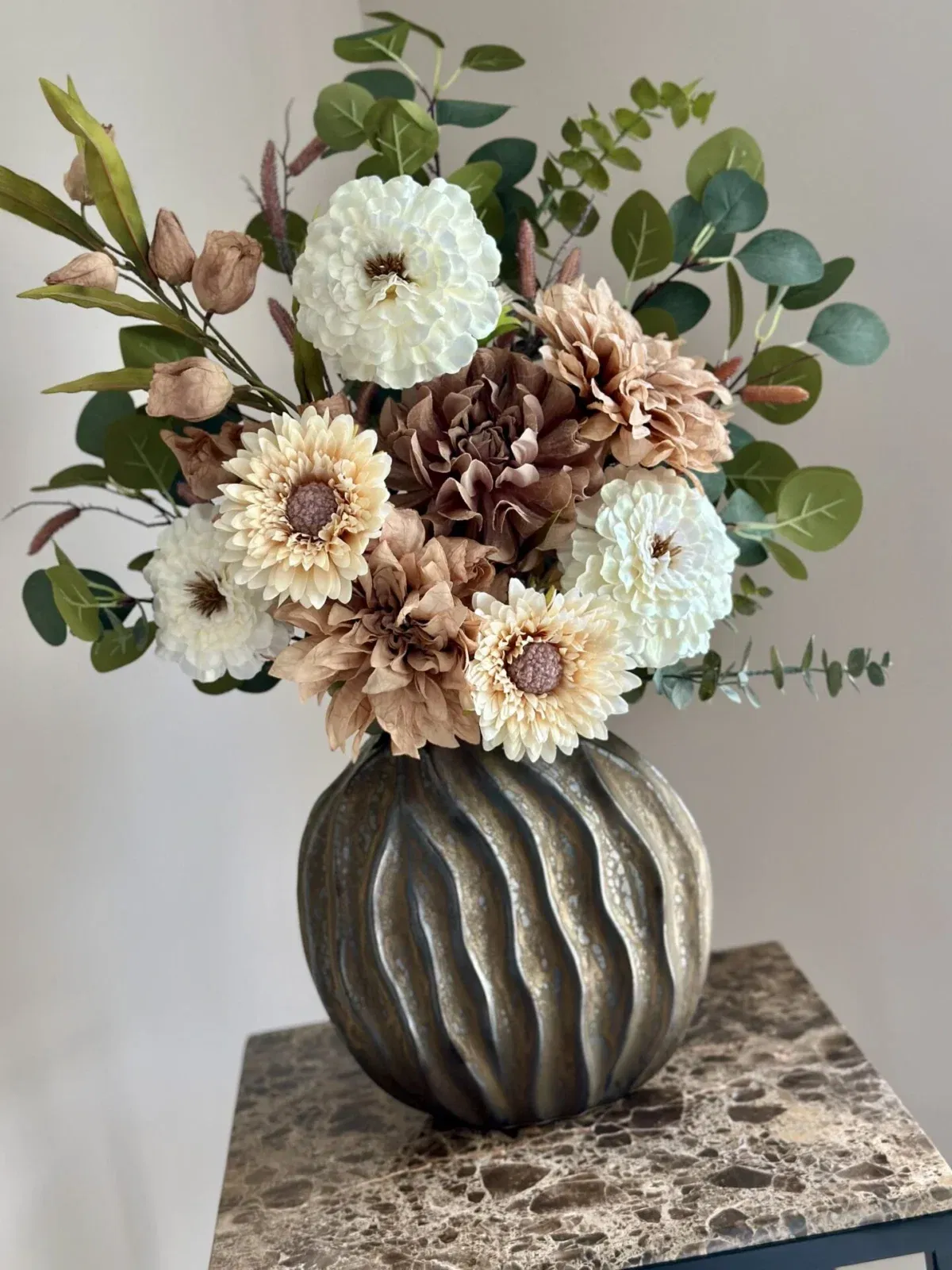 Bronze vaas met zijden bloem boeket nude - Afbeelding 2