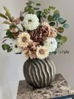 Bronze vaas met zijden bloem boeket nude - Afbeelding 2