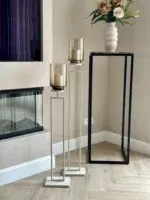 Luxe beige vloerkandelaren set van 2 met taupe windlichten