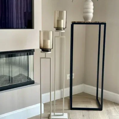 Luxe beige vloerkandelaren set van 2 met taupe windlichten