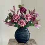 Zwarte vaas met zijden bloem boeket Burgundy