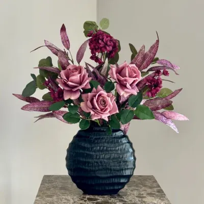 Zwarte vaas met zijden bloem boeket Burgundy