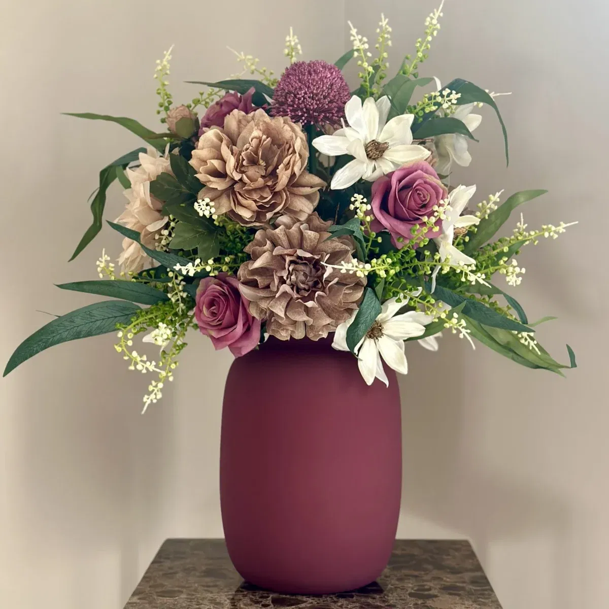 Matte auberine vaas van vase the world met zijden bloem boeket