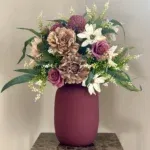 Matte auberine vaas van vase the world met zijden bloem boeket