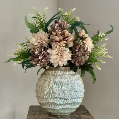 Parelmoer vaas met zijden bloem boeket nude