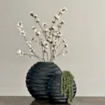 Vensterbank decoratie of side table set zwarte vensterbank vazen bloesem