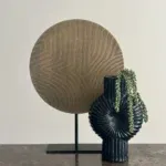 Vensterbank of side table decoratie set goud zwart vaas met erwtenplant en ornament