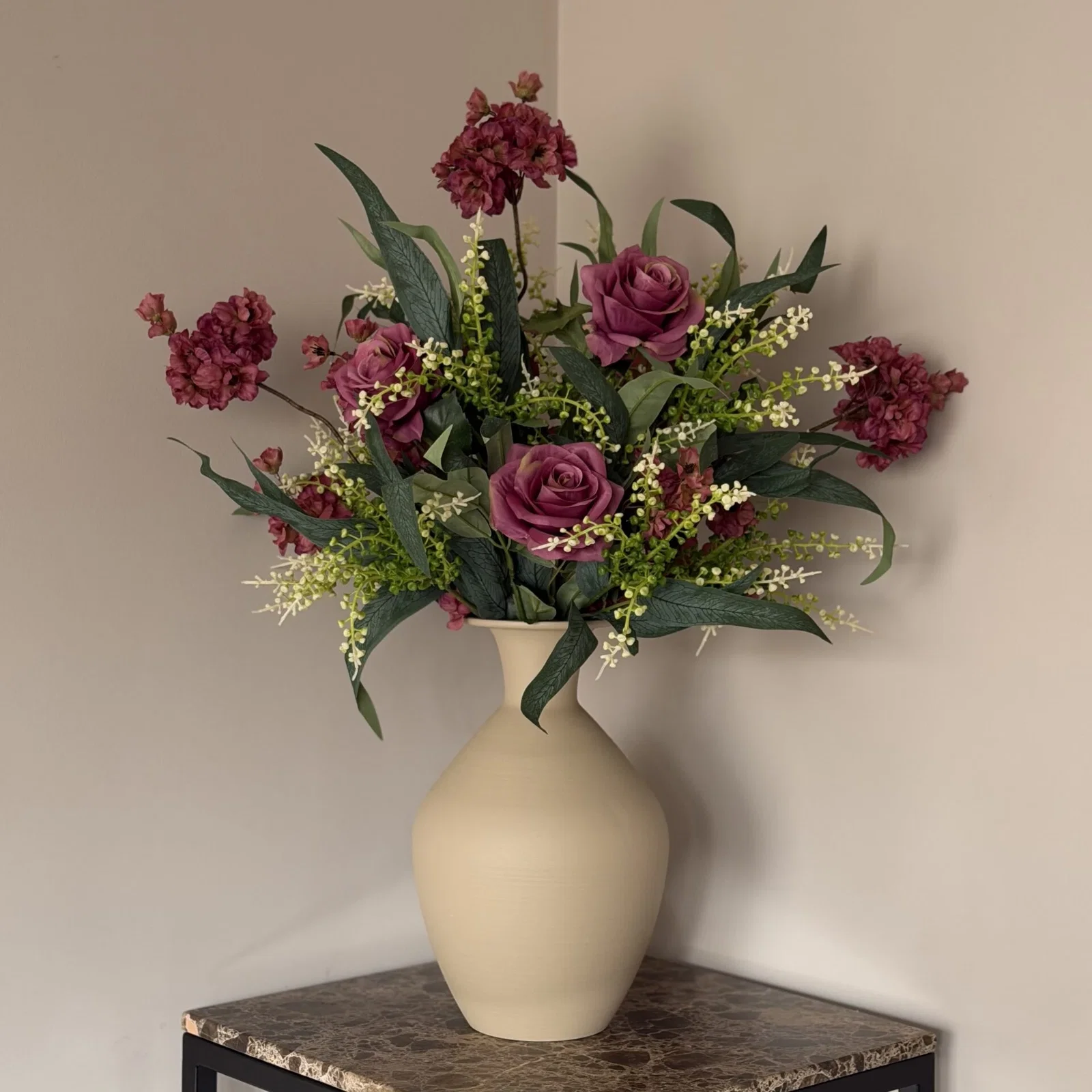 Beige vaas met zijden bloem boeket aubergine Beige vaas met zijden bloem boeket aubergine
