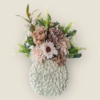 Beige vaas met zijden bloem boeket nude