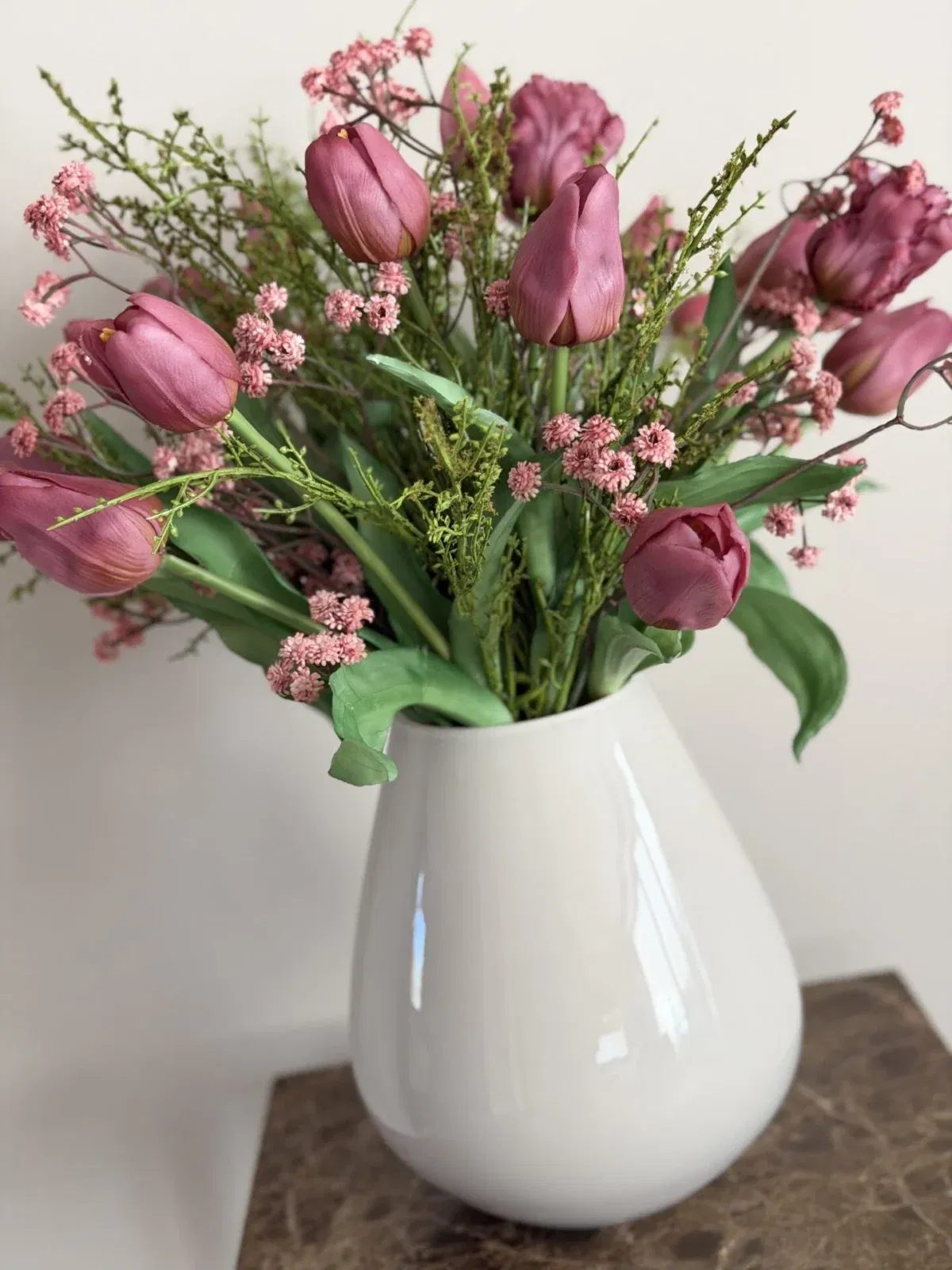 Beige vaas met tulpen boeket real touch