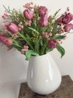 Beige vaas met tulpen boeket real touch