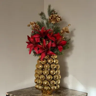 Kerstballen vaas goud met kerst boeket