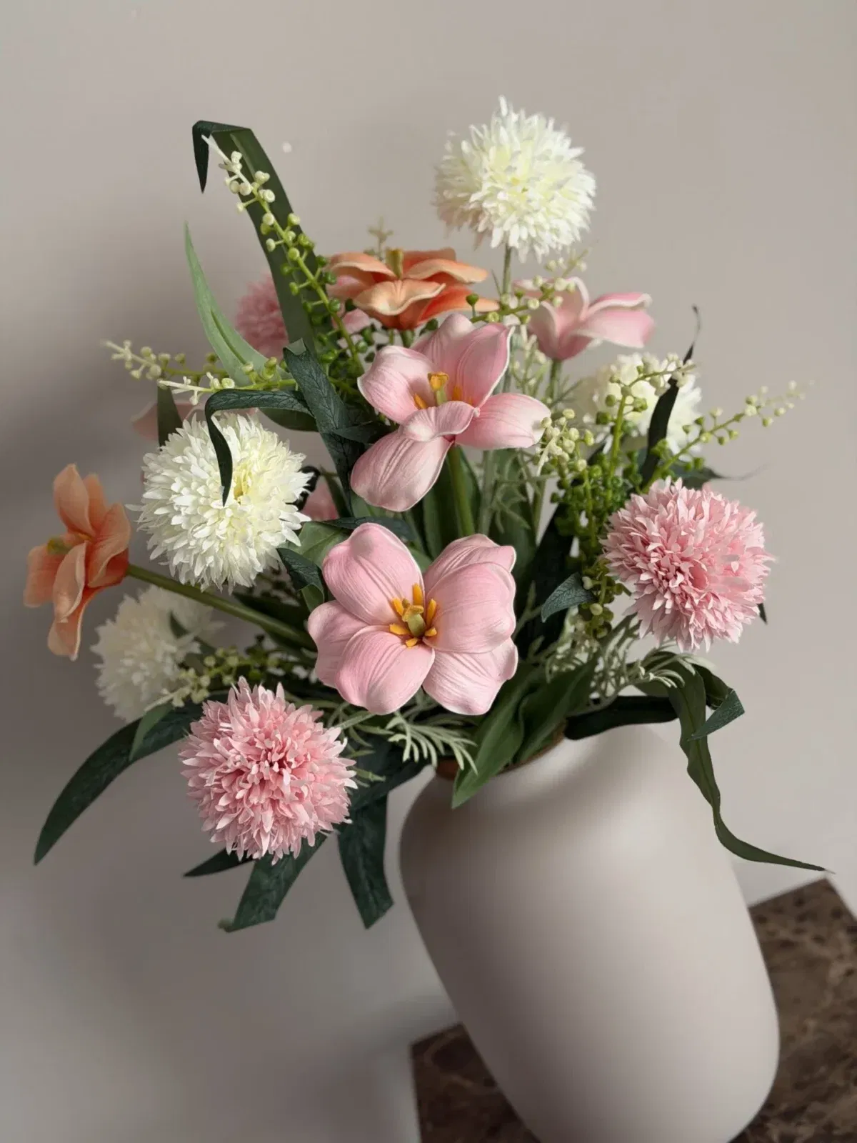 Zijden bloem boeket voor de lente met tulpen en pom pom takjes