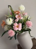 Zijden bloem boeket voor de lente met tulpen en pom pom takjes