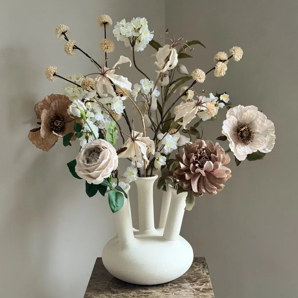 Beige toetervaas met zijdenbloem boeket nude