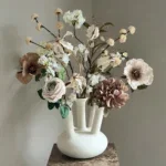 Beige toetervaas met zijdenbloem boeket nude