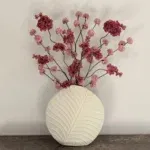 Beige vaas met burgundy roze zijden bloem boeket