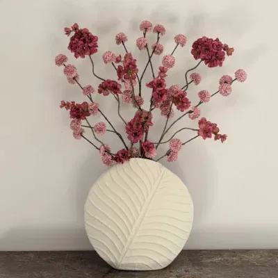 Beige vaas met burgundy roze zijden bloem boeket