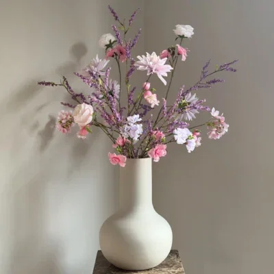 Beige vaas met zijden bloem boeket Luxury pastel