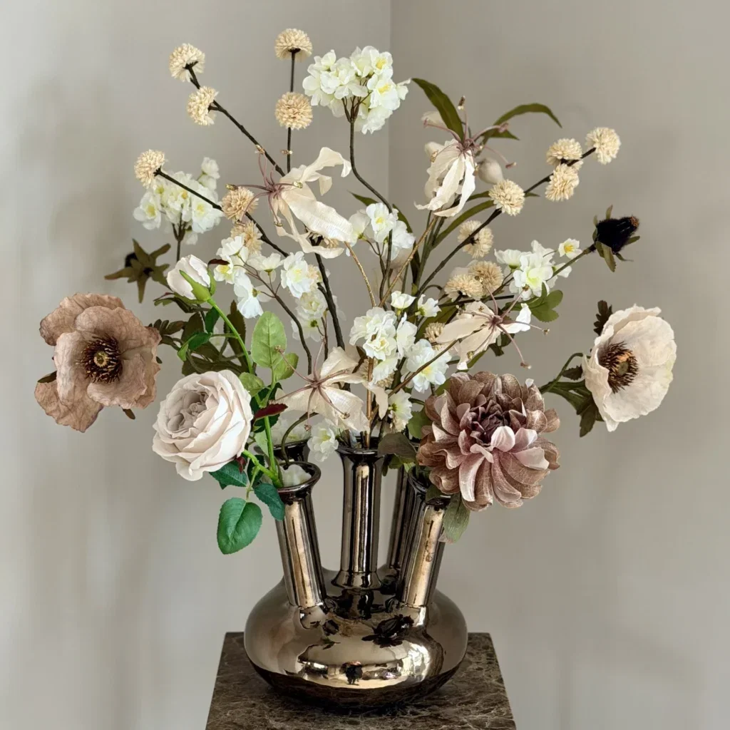 Bronze toetervaas met zijdenbloem boeket nude