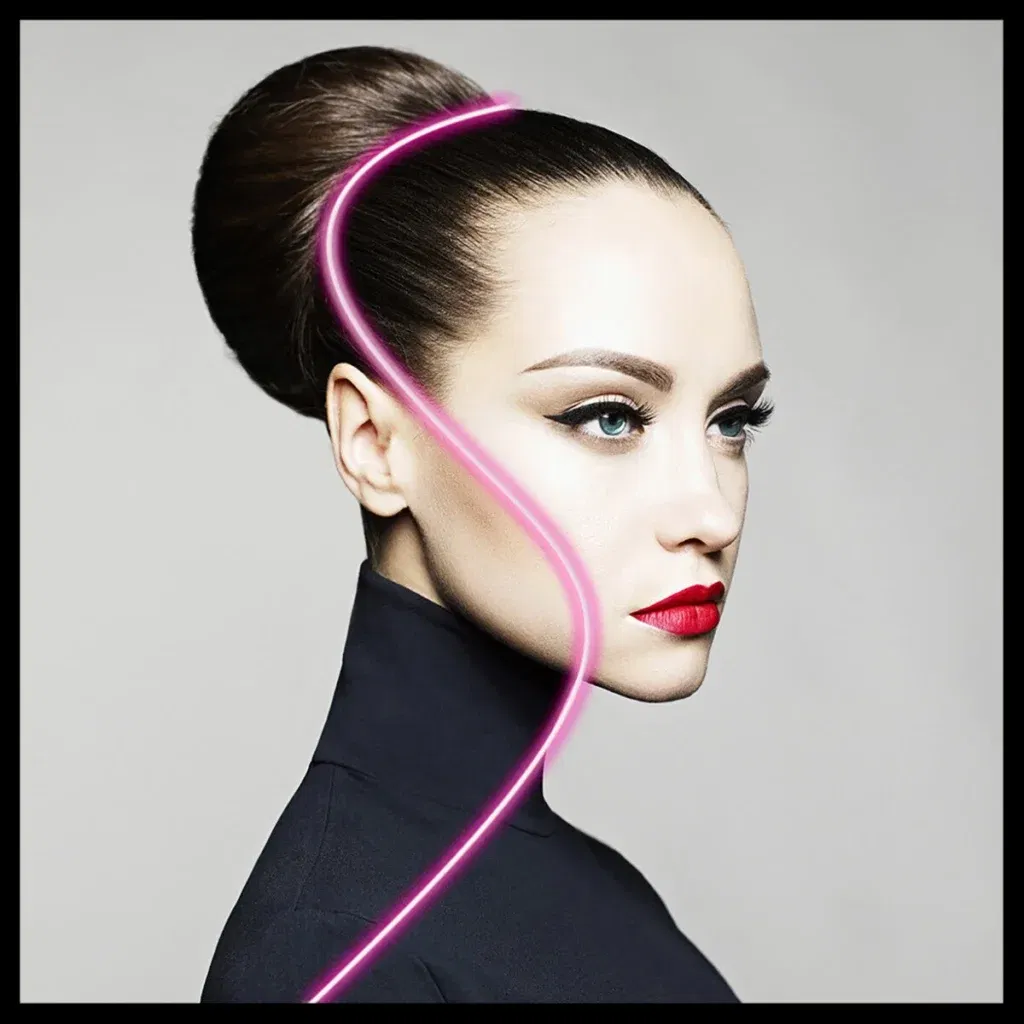 Glasschilderij met LED verlichting en lijst 80x80cm Vrouw met knot