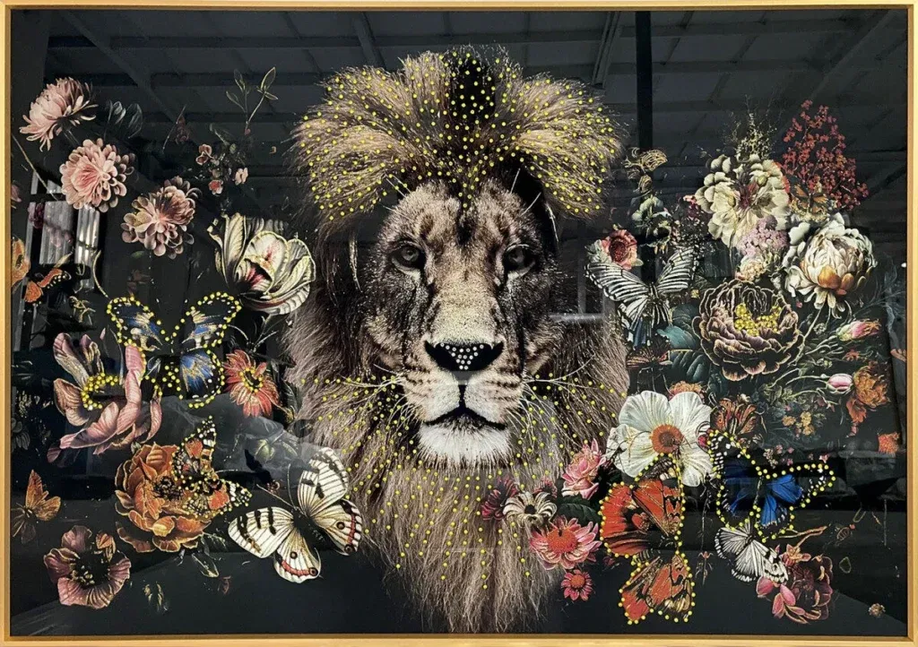 Glasschilderij met kristallen en lijst 120x80cm Leeuw tussen bloemen