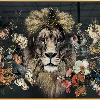 Glasschilderij met kristallen en lijst 120x80cm Leeuw tussen bloemen