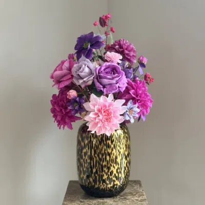 Gouden cheetah vaas met zijden bloem boeket luxury paradise