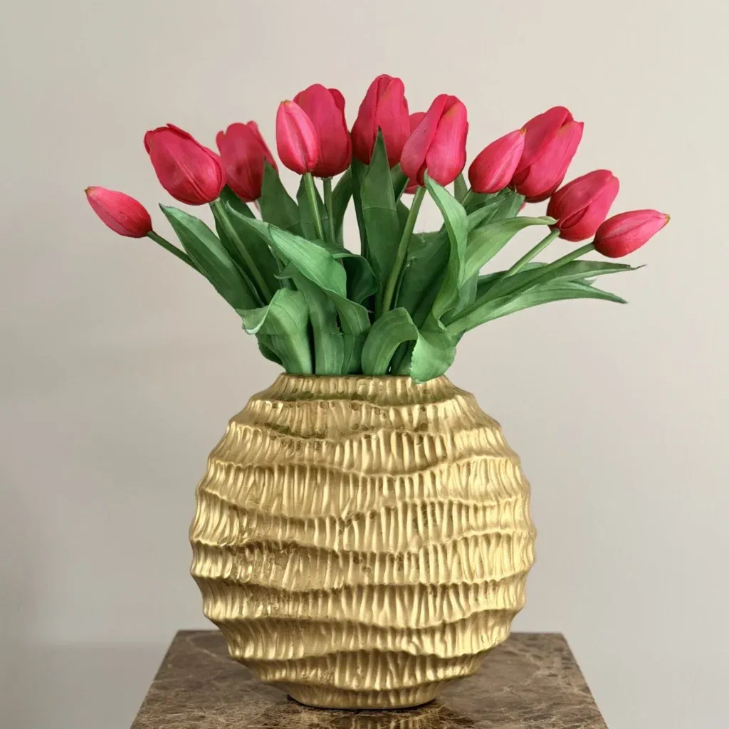 Gouden tulpenvaas met roze tulpen