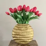 Gouden tulpenvaas met roze tulpen