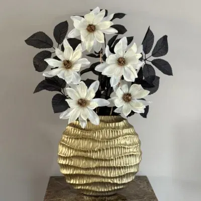 Gouden vaas met zijden bloem boeket