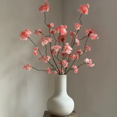 Matte ivory seim vaas met bloesems peachy