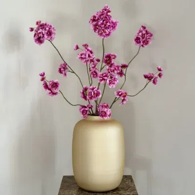 Vaas goud met kunstbloemen bloesems roze paars
