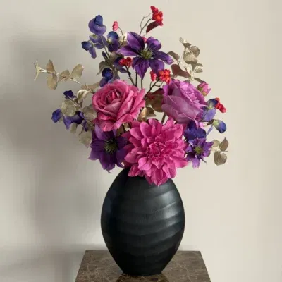 Zwarte vaas met zijden bloemen boeket luxury paradise paars