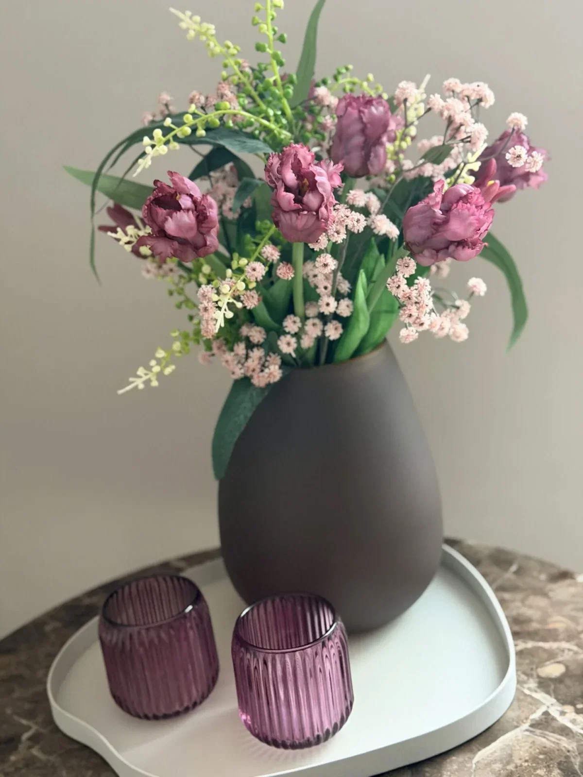 bruine vaas met zijden bloemen