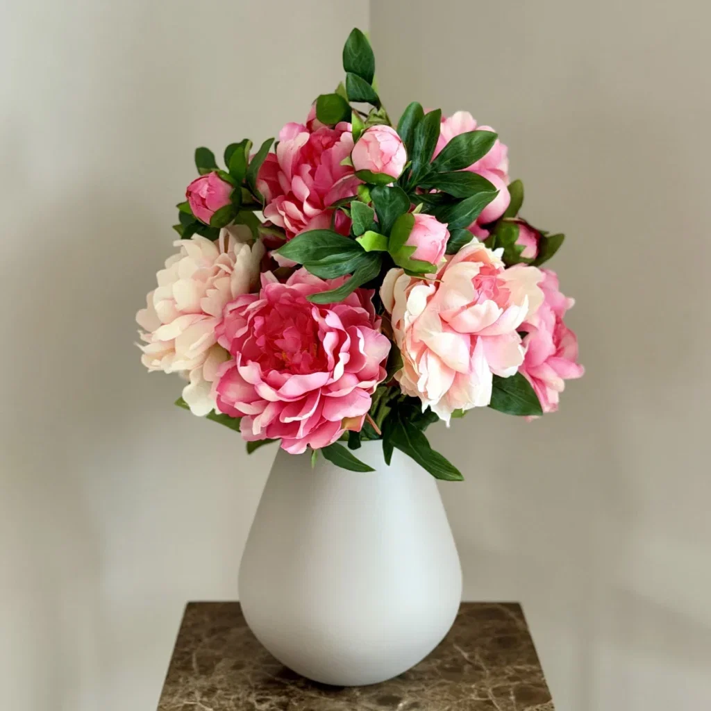 Beige vaas met kunst pioen rozen boeket