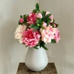 Beige vaas met kunst pioen rozen boeket